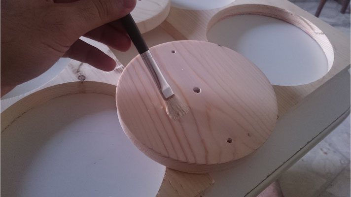 Aplicación de tapaporos sobre una corona de madera de una lámpara CROÓ